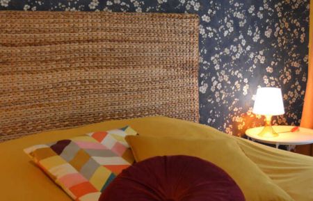G&icirc;te n&deg;52G1085 Joinville - Haute-Marne - La chambre jaune n'a pas de myst&egrave;re : elle est confortable et pr&ecirc;te &agrave; accueillir deux personnes dans son grand lit double (160*200 cm) !
