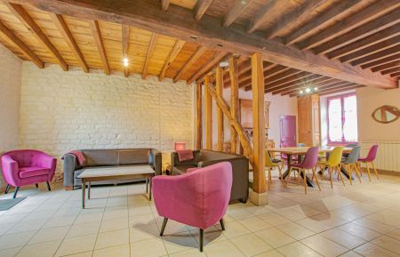 G&icirc;te n&deg;10G234 Montgueux - Aube - pi&egrave;ce de vie spacieuse donnant sur parc
