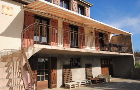 Façade plein sud ou vous pourrez profiter du balcon et de la cour pour vos repas et moments conviviaux. Vue sur le grand jardin et la vallée Gîte n°51G512 Mareuil-en-Brie - Marne - Façade plein sud ou vous pourrez profiter du balcon et de la cour pour vos repas et moments conviviaux. Vue sur le grand jardin et la vallée